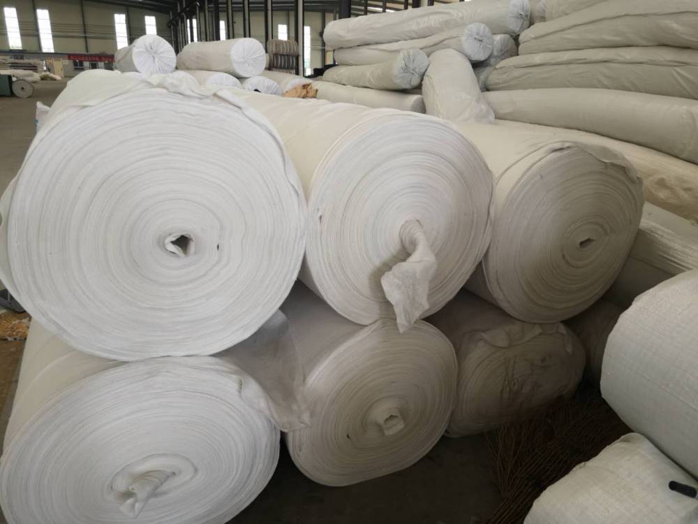 白色土工布 多功能透水土工布在路面养护与农业种植中的应用解析